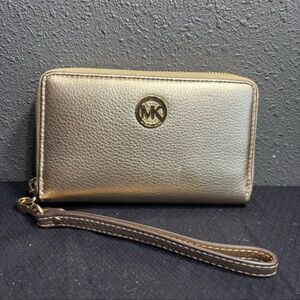 Michael Kors Fulton Large Flat Leather Phone Case Wristlet /Wallet Pale Gold